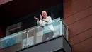 Seorang pria bertepuk tangan di balkon kediamannya di New York, AS (16/4/2020). Setiap malam pukul 19.00 waktu setempat, warga bertepuk tangan menyemangati pekerja esensial mendukung dan mengapresiasi selama pandemi COVID-19. (Xinhua/Michael Nagle)