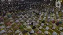 Jemaah melaksanakan salat Idul Adha 1441 H di Masjid Raya Jakarta Islamic Centre, Jumat (31/7/2020). Di tengah pandemi COVID-19, jemaah diwajibkan memakai masker dan mengatur jarak salat serta mematuhi protokol kesehatan. (merdeka.com/Imam Buhori)