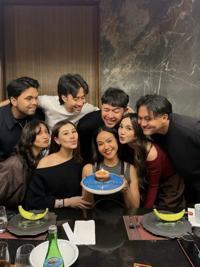 Artis Berikan Kejutan Ulang Tahun Yura Yunita ke-34. [@mahaliniraharja]