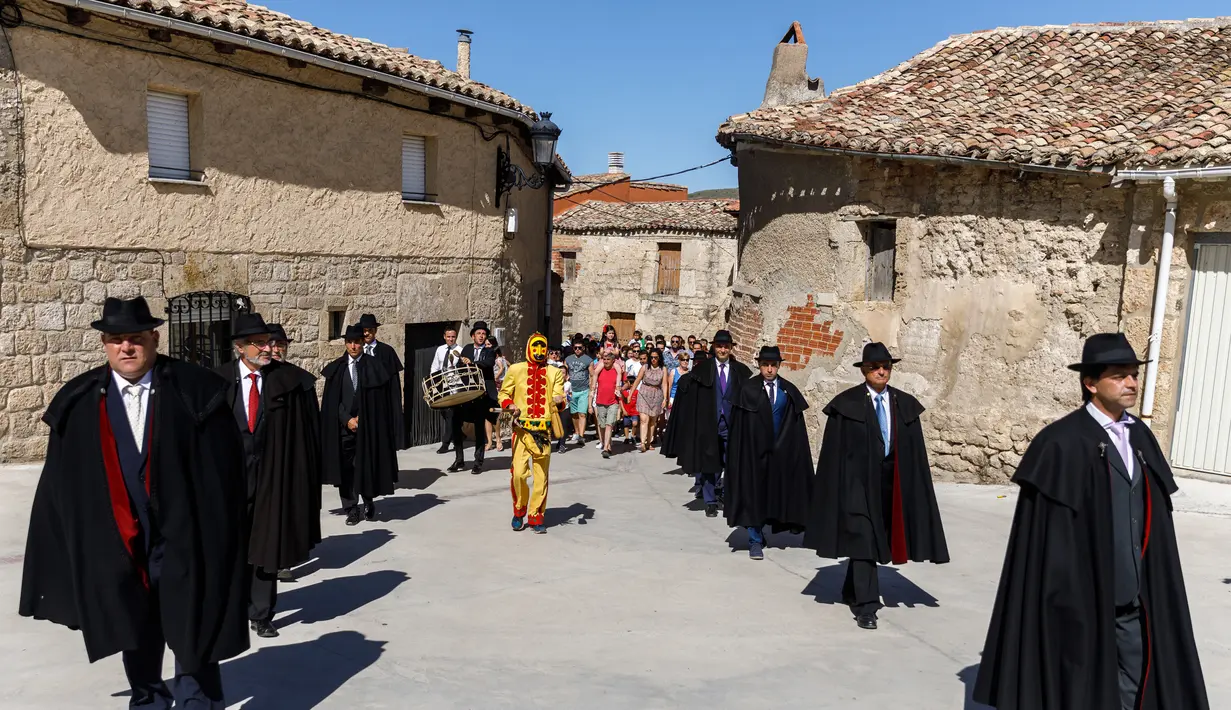 Seorang pria berkostum setan tiba untuk  festival El Colacho di desa Castrillo de Murcia, Spanyol, Minggu (18/6). Festival melompati bayi (El Colacho) ini bermakna untuk membersihkan bayi berusia hingga satu tahun dari roh-roh jahat. (CESAR MANSO/AFP)