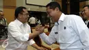 Kepala BNPT Komjen Tito Karnavian (kiri) berjabat tangan dengan Kepala BNN Komjen Budi Waseso saat menghadiri RDP dengan komisi III DPR di Jakarta, Kamis, (16/6). Rapat membahas APBN Perubahan 2016 dan RKAK/L tahun 2017. (Liputan6.com/Johan Tallo)