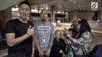 Saat tiba di Bandara Internasional Los Angeles, beberapa penggemar meminta foto bareng Demian.