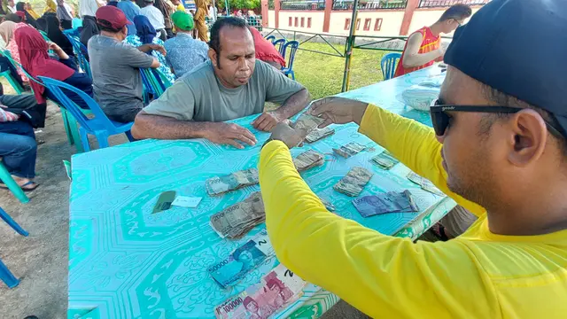 Penukaran uang di Pulau Gorom, Seram Bagian Timur, Maluku. (Foto: Liputan6.com/Arief RH)