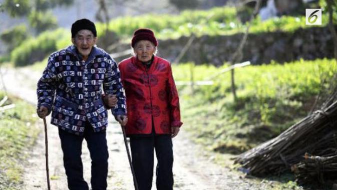 40 Gambar Kartun Romantis Kakek Nenek HD Terbaik