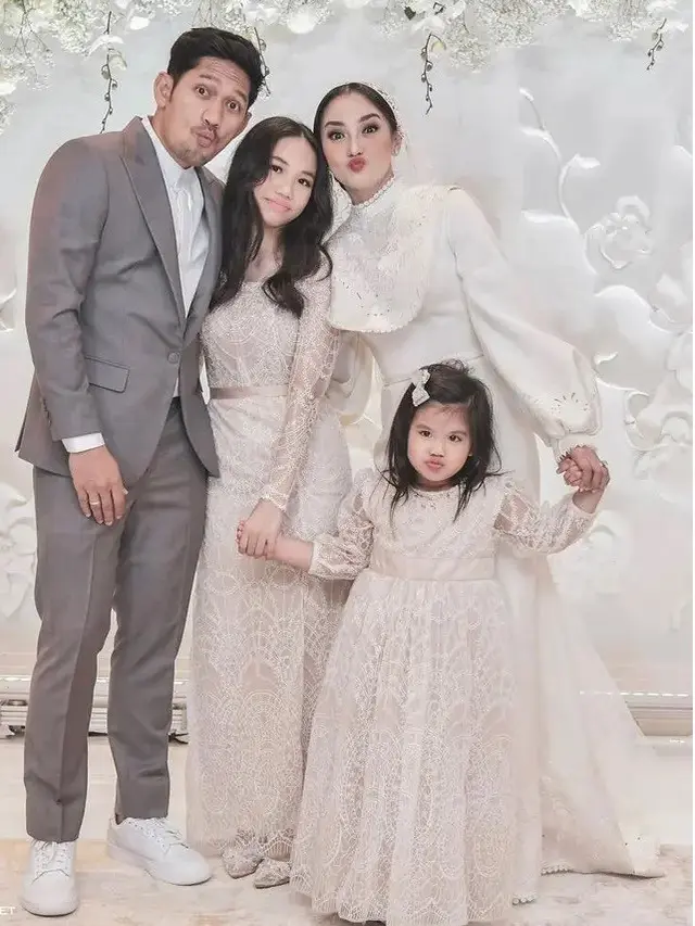 7 Ide Model Baju Anak Brokat Kombinasi Satin ala Anak Artis Indonesia, Cocok untuk ke Pesta