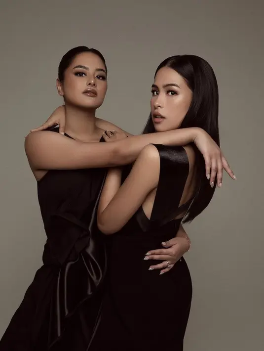 Ada dua konsep yang diusung. Dalam konsep elegan, Maudy Family kompak tampil dengan setelan formal nuansa hitam dan putih.  [Foto: IG/maudyayunda].