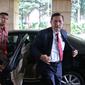 Plt Menteri ESDM, Luhut B Pandjaitan keluar dari mobil saat tiba di Kementerian ESDM, Jakarta, (16/8). Kedatangan luhut merupakan yang pertama kali saat memimpin instansi tersebut dan langsung berkordinasi dengan pejabat ESDM. (Liputan6.com/Angga Yuniar)