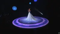 Jennifer Lopez Tampil Beda dengan Gaun Spektakuler 
