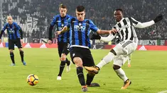Pemain Juventus, Kwadwo Asamoah (kanan) melakukan tendangan saat menghadapi Atalanta pada laga leg kedua semifinal Coppa Italia di Allianz Stadium, Rabu (28/2). Juventus memastikan diri lolos ke final setelah menang 1-0. (Andrea Di Marco/ANSA via AP)
