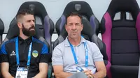 Pelatih PSIM Yogyakarta, Jean-Paul van Gastel pada laga kontra Persita Tangerang pada pertandingan pekan kesembilan BRI Super League 2025/2026. (Muhammad Iqbal Ichsan/Bola.com)