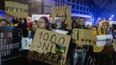 Masyarakat diaspora Ukraina dan para pendukungnya mengambil bagian dalam unjuk rasa di depan Kedutaan Besar Rusia di Warsawa, Polandia, pada 19 November 2024. (Wojtek RADWANSKI/AFP)