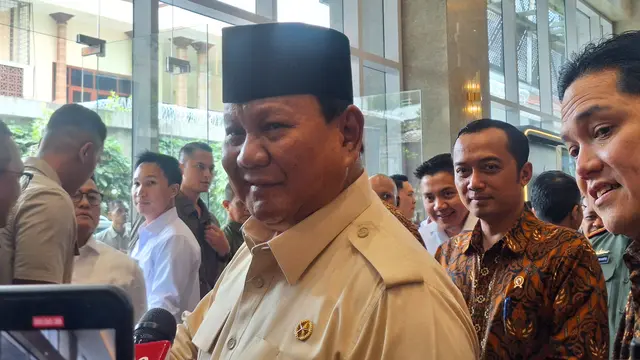 Presiden Prabowo Subianto saat diwawancara wartawan di The Gade Tower Jakarta Pusat, Rabu (26/2/2025). (Liputan6.com/Lizsa Egeham)