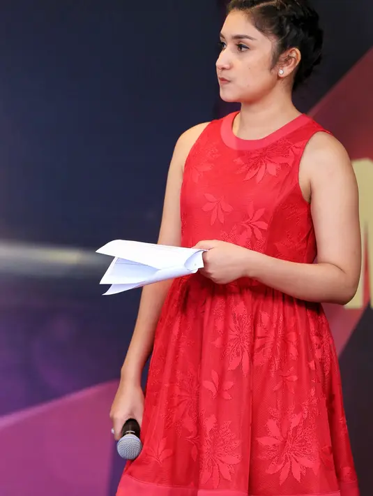 "Ya gak mau ngomong-ngomong dulu. Soalnya takut kayak kemarin lagi, udah ngomong malah enggak jadi nikah," ujar Bianca Liza di kawasan Kebon Jeruk, Jakarta Barat, Selasa (31/1/2017). (Adrian Putra/Bintang.com)