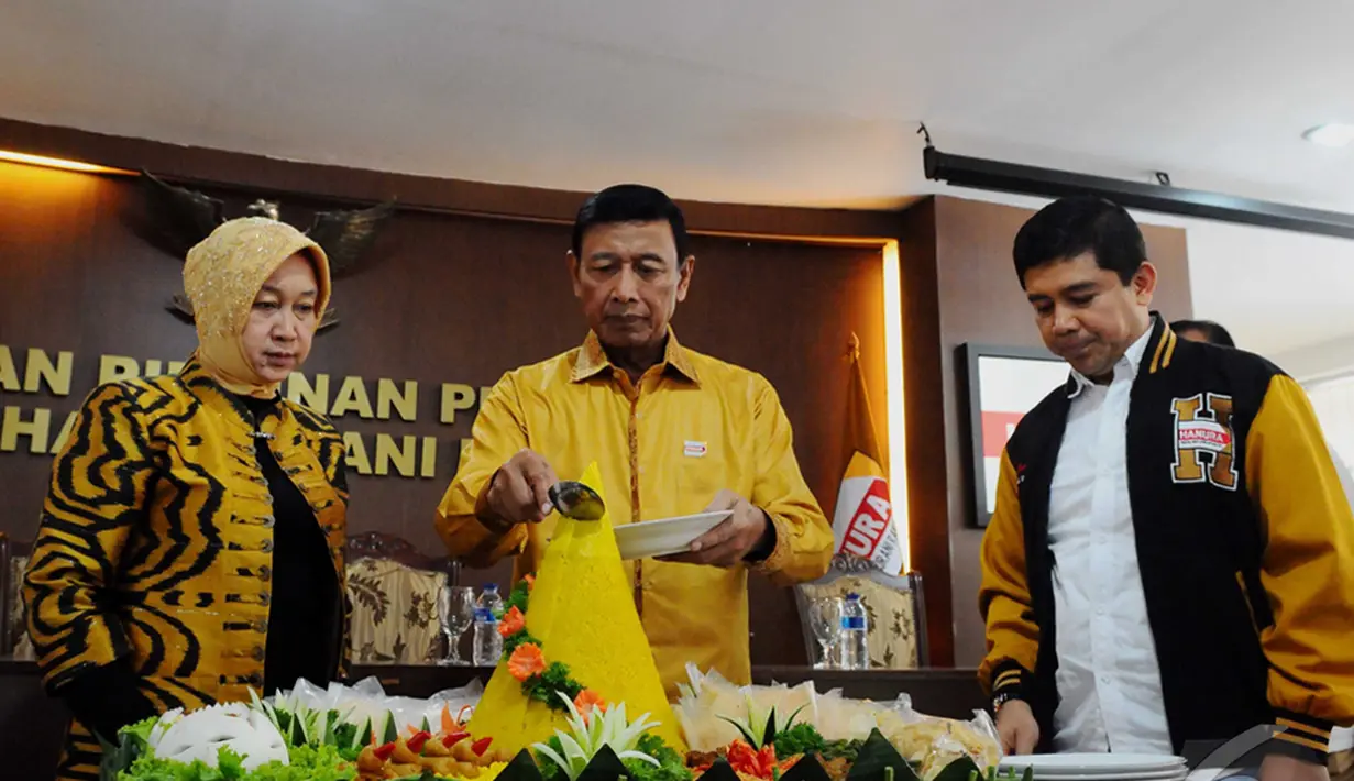 Ketua Umum Partai Hati Nurani Rakyat (Hanura) Wiranto saat memotong tumpeng dalam peringatan HUT ke-8 Partai Hanura, Jakarta, Minggu (21/12/2014) (Liputan6.com/Andrian Martinus)