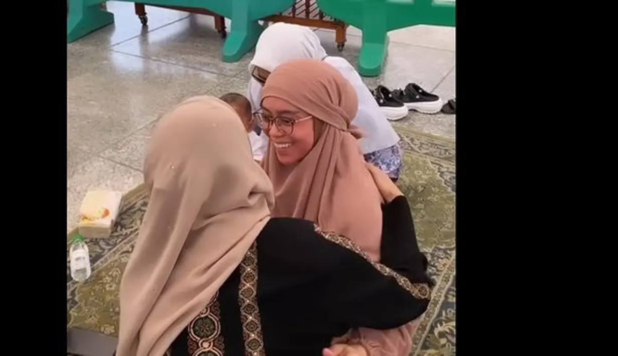Lesti baru saja berada di Madinah saat ia bertemu penyanyi, Bebizie, (Instagram @bebizie)