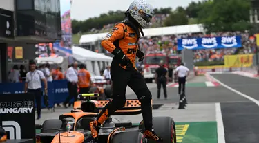 Pembalap McLaren asal Inggris, Lando Norris turun dari mobilnya setelah sesi kualifikasi di Sirkuit Hungaroring, Budapest, 20 Juli 2024. (Ferenc ISZA/AFP)