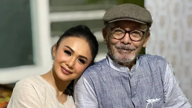 [Fimela] 7 Potret Haru Krisdayanti dan Yuni Shara yang Tak Bisa Menemani Mendiang Sang Ayah