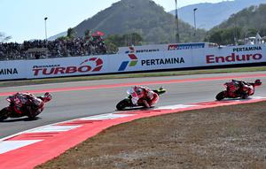 Pembalap Pertamina Enduro VR46 Racing Team Marco Bezzecchi (tengah) dengan livery spesial untuk MotoGP Indonesia 2024 di Sirkuit Internasional Mandalika, Minggu (29/9/2024). (AFP/Sonny Tumbelaka)