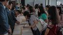 Para peserta melakukan registrasi acara Emtek Goes To Campus (EGTC) 2018 di Universitas Kristen Petra, Surabaya, Rabu (14/11). Bertempat di Auditorium Kampus Timur, EGTC 2018 ini berlangsung hingga 15 November mendatang. (Liputan6.com/Faizal Fanani)