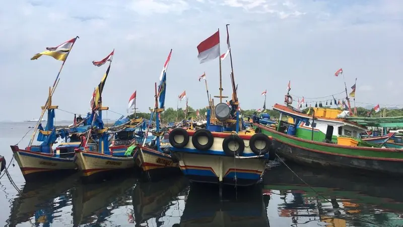 Kemenhub memberikan bantuan pas kecil kapal tradisional dan alat keselamatan kapal ke nelayan dan awak kapal tradisional di Provinsi Lampung. (Dok Kemenhub)