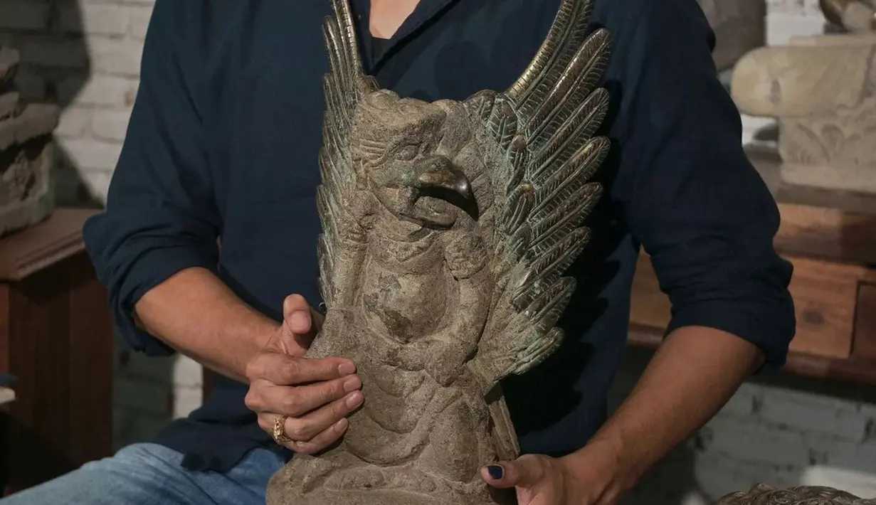 Dwi Sasono, begitu serius saat membuat patung Garuda. Baginya Garuda menggambarkan jiwa yang perkasa, patriotik, selalu optimis, (Foto: Instagram/@dwisasono)