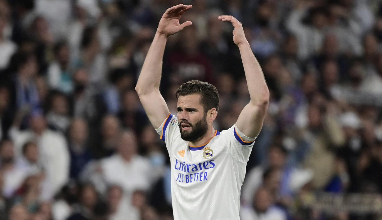 Nacho Fernandez. Bek tengah Spanyol berusia 32 tahun ini hingga kini setia berseragam Real Madrid sepanjang kariernya. Ia merupakan anggota Akademi Real Madrid sejak awal musim 2007/2008 yang akhirnya promosi ke tim senior pada awal musim 2013/2014. Hingga akhir musim 2021/2022 lalu ia telah tampil dalam 273 laga bersama Real Madrid di semua ajang dengan torehan 15 gol dan 8 assist. (AFP/Javier Soriano)