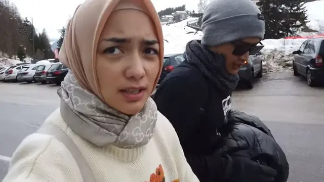 7 Momen Seru Citra Kirana dan Rezky Aditya di Obereggen, Main Ski Bareng