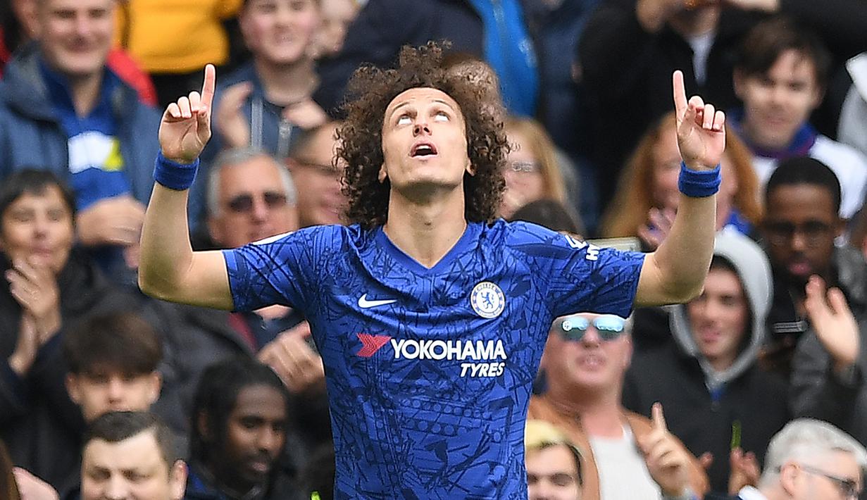 Bek Chelsea, David Luiz, merayakan gol yang dicetaknya ke gawang Watford pada laga Premier League di Stadion Stamford Bridge, London, Minggu (5/5). Chelsea menang 3-0 atas Watford. (AFP/Ben Stansall)