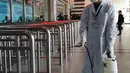 Petugas menyemprotkan cairan disinfektan di Stasiun Kereta Api Yingtan di Nanchang di Provinsi Jiangxi Tengah, China (22/1/2020). Pemerintah China pada Kamis (23/1/2020) telah menutup Kota Wuhan berpenduduk lebih dari 11 juta orang dan pusat penyebaran virus corona. (AFP Photo/STR)