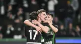 Pemain Sporting CP, Viktor Gyokeres (tengah) merayakan gol ke gawang Estoril Praia berbareng rekan-rekannya dalam laga lanjutan Liga Portugal 2024/2025 di Stadion Jose Alvalade, Lisbon, Portugal, Senin (03/03/2025) waktu setempat. (AFP/Patricia De Melo Moreira)
