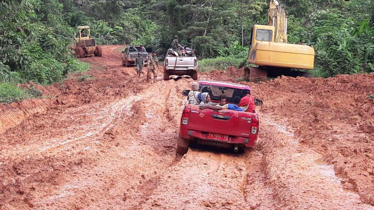 Jalan berlumpur di Kampung Aroa, Boven Digul Papua (Liputan6.com / Katharina Janur) 