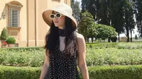 Potret Febby Rastanty Liburan di Italia, Tampil Anggun Bak Madam dengan Topi Pantai