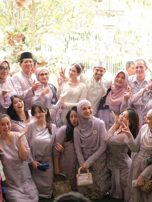 "Alhamdulillah usai sudah td akad nikah ankku yusuf maa syaa allah tabarakallah syah ya nak semoga pernikahan @yusufaverroes @_dheanatasya in syaa allah sakinah mawwaddah dan warohmah aamiin ya Rabbal alamin..," tulis fenny.bauty. [Instagram/fenny.bauty]
