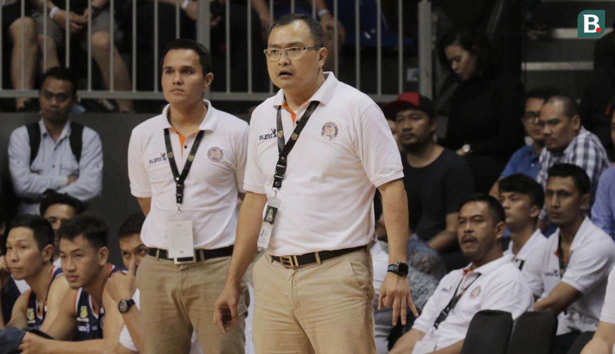 Pelatih Pelita Jaya, Johanis Winar, saat melawan Satria Muda pada game pertama final IBL 2018 di Britama Arena, Jakarta, Kamis (19/4/2018). Satria Muda menang 73-63 atas Pelita Jaya. (Bola.com/M Iqbal Ichsan)