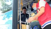 Petugas dan penumpang BRT Trans Semrang wajib mencuci tangan sebelum memasuki armada bus. (foto: Liputan6.com/dok.trans semrang)