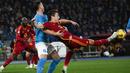 Gelandang AS Roma, Edoardo Bove (kanan) berusaha mengontrol bola di depan bek Napoli, Amir Rrahmani pada laga pekan ke-17 Liga Italia 2023/2024 di Olympic Stadium, Roma, Minggu (24/12/2023) dini hari WIB. (AFP/Tiziana Fabi)