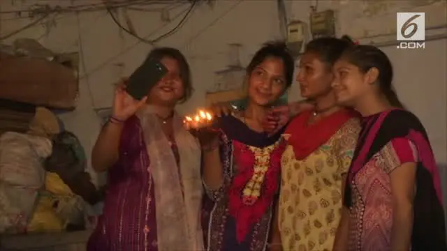 Festival Diwali berlangsung selama 5 hari di Pakistan. Perayaan ini disambut suka cita warga Pakistan.
