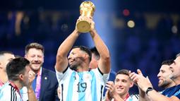 Aguero yang turut mengenakan jersey Timnas Argentina itu ikut selebrasi. Bahkan mantan pemain Manchester City itu sempat mengangkat serta mencium trofi Piala Dunia. (AFP/Franck Fife)