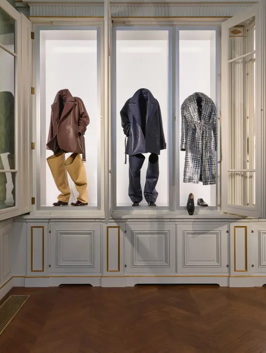 Kali ini, ia menghadirkan koleksi dalam suasana yang imersif di Hôtel de Maisons, bangunan bersejarah abad ke-18 untuk menampilkan koleksi  FW25 Women's & Men's 2025. [Dok/LOEWE].