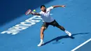 Aslan Karatsev baru pertama kali lolos ke babak utama dalam turnamen grand slam, yang sudah ia ikuti sejak 2014. Dalam sembilan kesempatan sebelumnya ia selalu terhenti di babak kualifikasi. (Foto: AFP/Paul Crock)