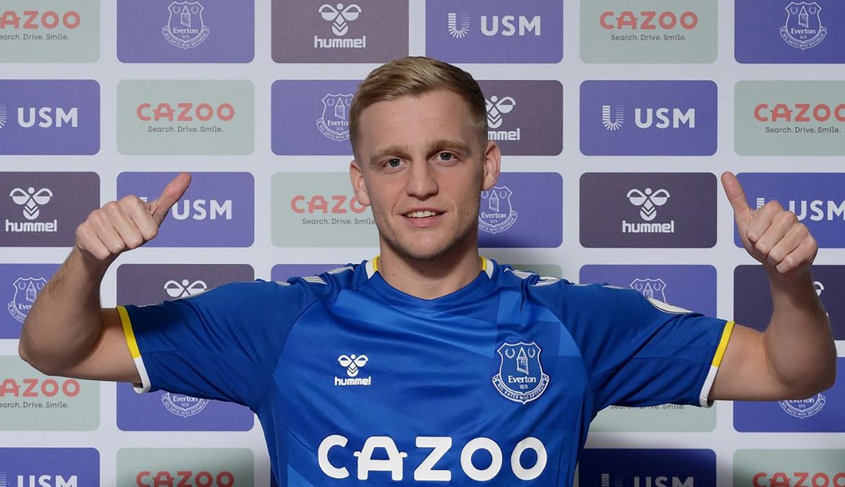 Donny van de Beek. Gelandang Belanda berusia 24 tahun yang telah memperkuat Manchester United selama 1,5 musim ini akhirnya dipinjamkan ke Everton pada 31 Januari 2022 hingga akhir musim. Serupa dengan Martial, ia juga masih ingin kembali memperkuat MU usai masa peminjaman. (evertonfc.com)