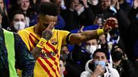 Pierre-Emerick Aubameyang berhasil mencetak dua gol saat Barcelona menang 4-0 atas Real Madrid pada laga pekan ke-29 La Liga di Santiago Bernabeu, Senin (21/3/2022) dini hari WIB. (AFP/Javier Soriano)