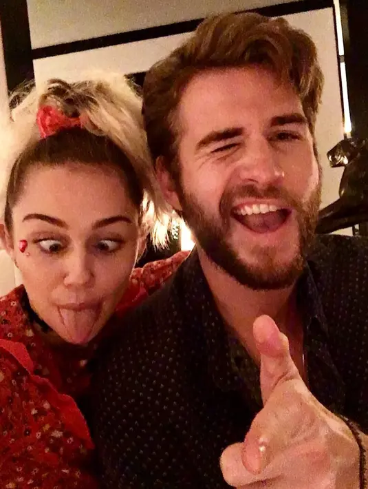 Miley Cyrus memang nggak pernah ragu untuk membagikan momen bahagia bersama Liam Hemsworth pada para followersnya di Instagram. (instagram/mileycyrus)