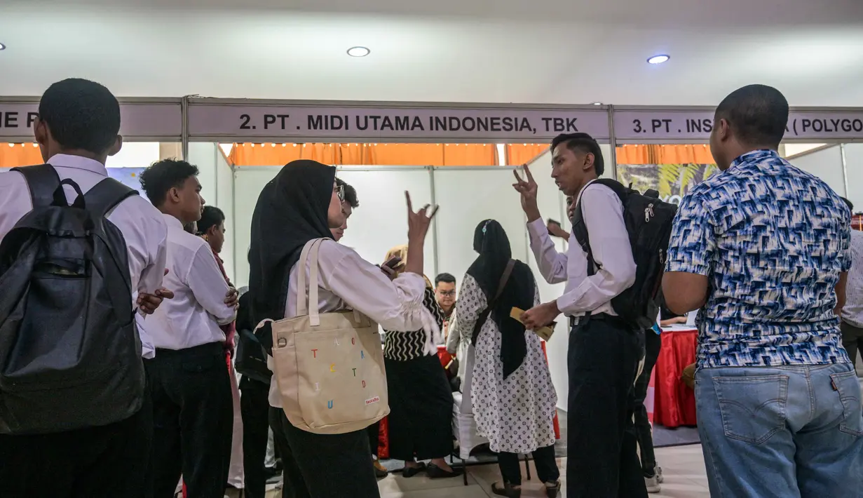 Acara ini diselenggarakan oleh Dinas Perindustrian dan Tenaga Kerja (Disperinaker) Kota Surabaya hingga 26 November 2025. Tampak dalam foto, para penyandang disabilitas menunggu untuk menyerahkan formulir lamaran mereka dalam bursa kerja yang diselenggarakan pemerintah daerah di Surabaya, Jawa Timur, pada Selasa 25 November 2025. (JUNI KRISWANTO/AFP)