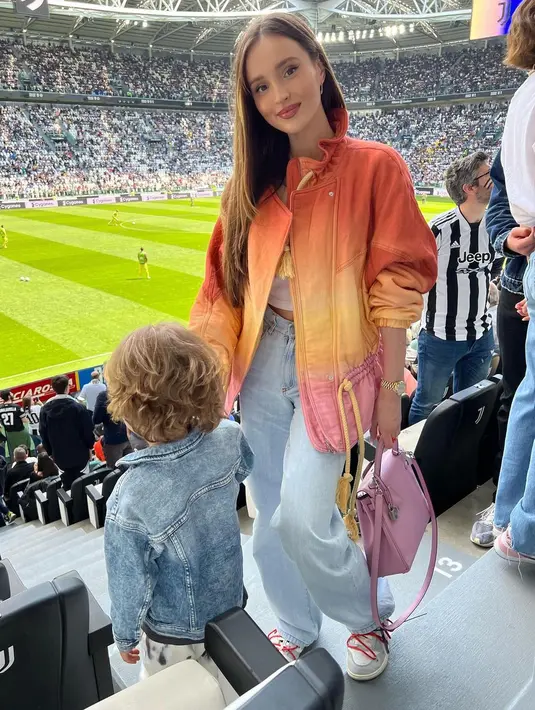 Bergaya glamor hingga kasual, tak pernah gagal ia tampilkan.  [Foto: Instagram/ marina_official]