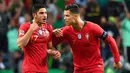 Pemain Portugal, Cristiano Ronaldo, merayakan gol yang dicetak Goncalo Guedes ke gawang Belanda pada laga final UEFA Nations League di Stadion Dragao, Porto, Minggu (9/6). Portugal menang 1-0 atas Belanda. (AFP/Gabriel Bouys)