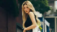 Jeon Somi atau SOMI sebelumnya resmi bergabung dengan The Black Label usai keluar dari JYP Entertainment. Dirinya bahkan memulai debut sebagai penyanyi solo di bawah naungan The Black Label pada 13 Juni 2019. (Liputan6.com/IG/@theblacklabel)