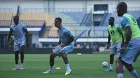 Pemain Persib Bandung, Alberto Rodriguez Martin, sudah kembali berlatih bersama rekan-rekan setimnya. (Bola.com/Erwin Snaz)