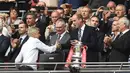 Pelatih Arsenal, Arsene Wenger, mendapat ucapan selamat dari Pangeran William usai memastikan juara Piala FA dengan mengalahkan Chelsea di Stadion Wembley, Sabtu (27/5/2017). Arsenal menang 2-1. (  EPA/Facundo Arrizabalaga)