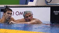 Perenang Amerika Serikat, Ryan Lochte (kanan), bersama Michael Phelps (kiri). (AFP/Martin Bureau)